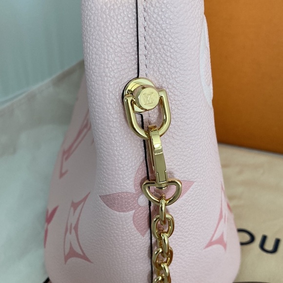 LOUIS Vuitton By The Pool Marshmallow Hobo - Picture 5 of 14